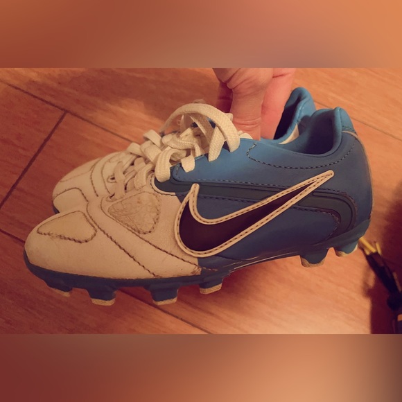 Nike kids size 11 soccer shoes - Picture 1 of 5